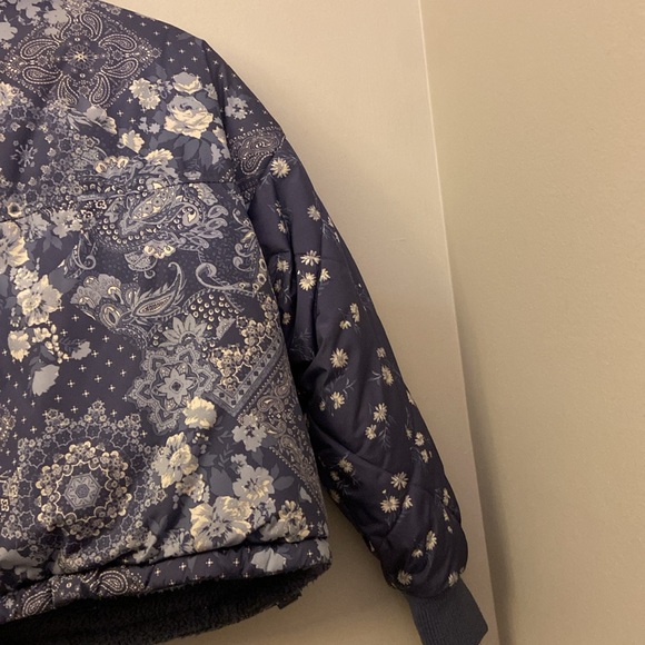American Eagle Chill Blue Paisley Floral Reversible Puffer Jacket size medium - Picture 13 of 15
